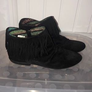 Ankle boots with fringe